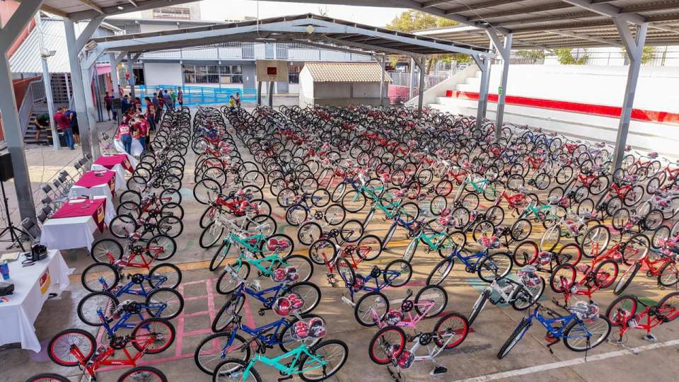 Cumple Gobernador Alfonso Durazo compromiso con la niñez sonorense al entregar bicicletas y kits de seguridad
